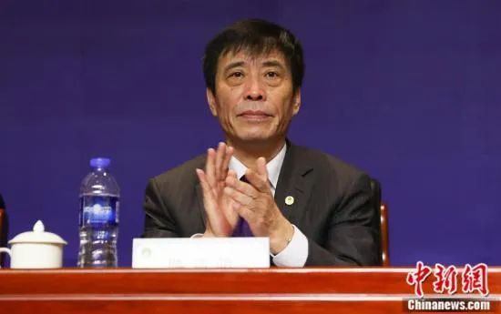姆巴佩上一次拒绝皇马留在巴黎后让皇马改变了策略，2022年当皇马准备好一切迎接姆巴佩的到来时球员宣布留队。